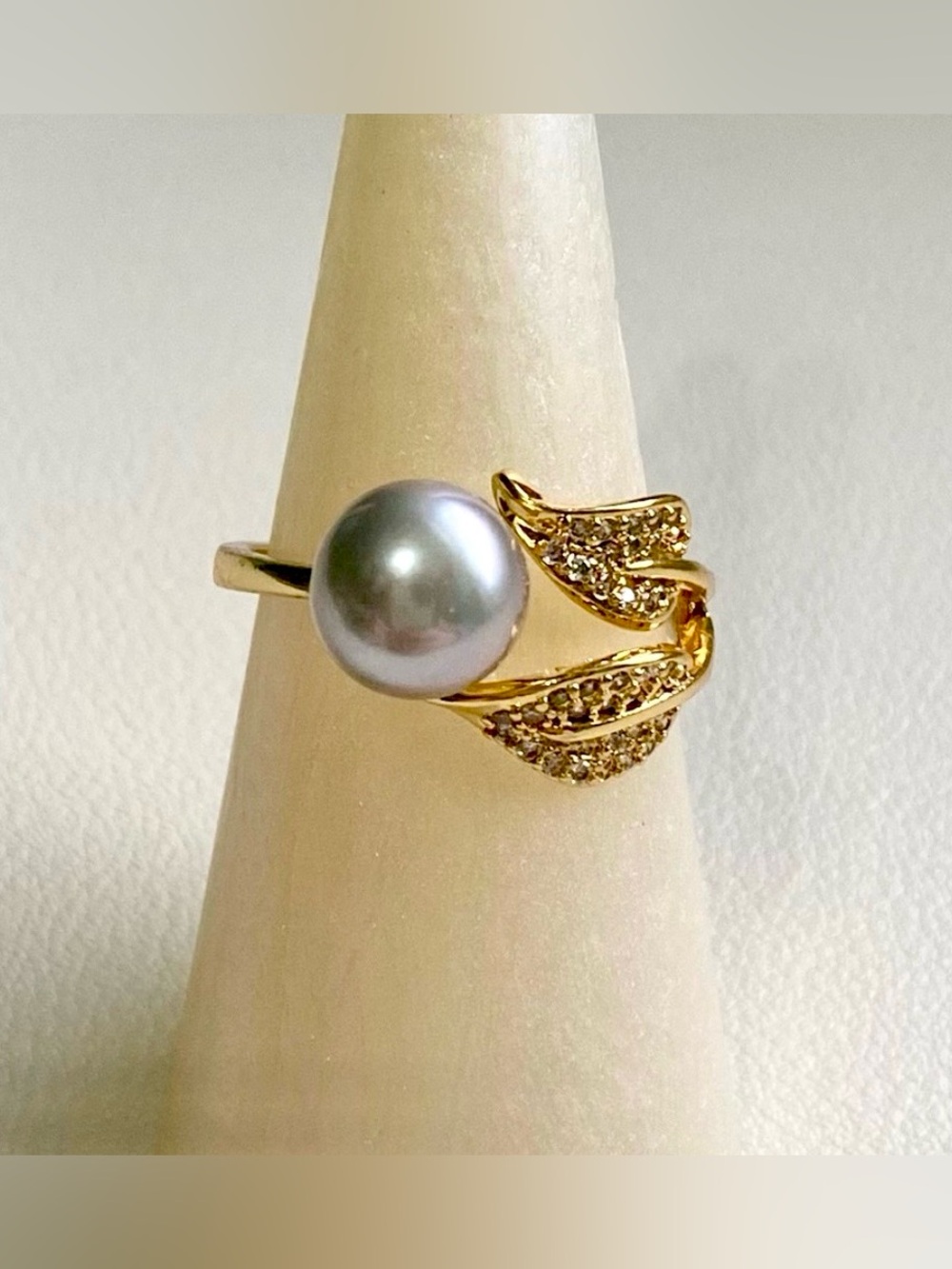 Elegant Gold and Gray Pearl Ring